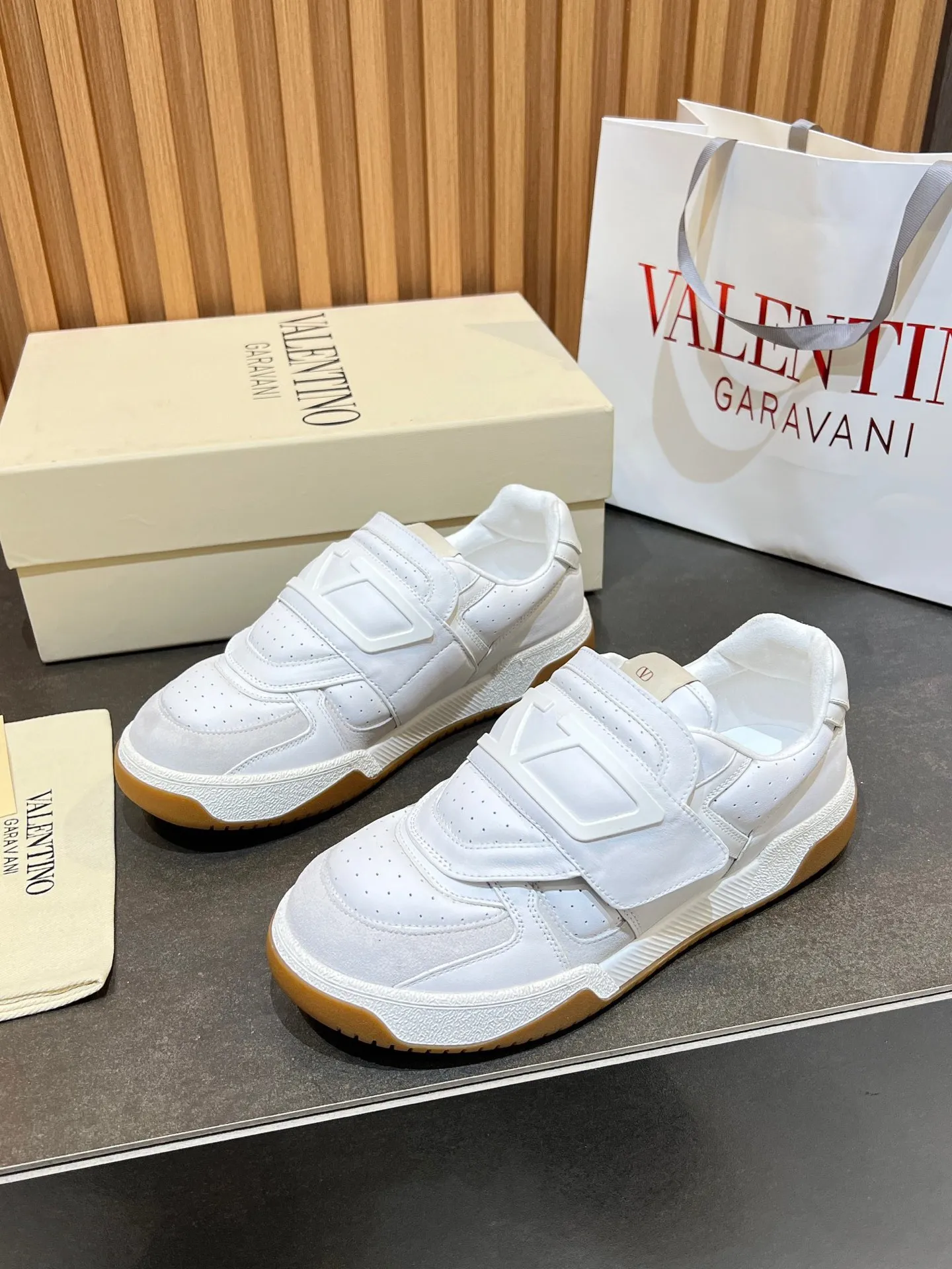 Men's men's shoes 💰760 VLTN Valentin 𝑶𝒏𝒆𝑺𝒕𝒖𝒅 Couple's sneaker series Valentino 2025 new couple's sneakers are on sale. The original ZP purchased and disassembled. Repeated pattern making and modification. The strength must be restored one to one! Top luxury masterpiece Velcro design Soft and comfortable imported calfskin 🧧brings excellent and elegant texture and excellent on-foot comfort Top purchasing version upper: imported calfskin surface/original oil edge craftsmanship Inner: water-dyed cowhide lining Outsole: original development 𝐓𝐏𝐔 two-color combination outsole Packaging: original configuration complete package Code number: 35-46 (45 46 customized)